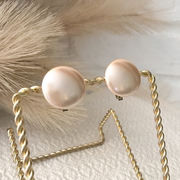 Jewelry - Vintage Faux Pearl Clip-On Earrings